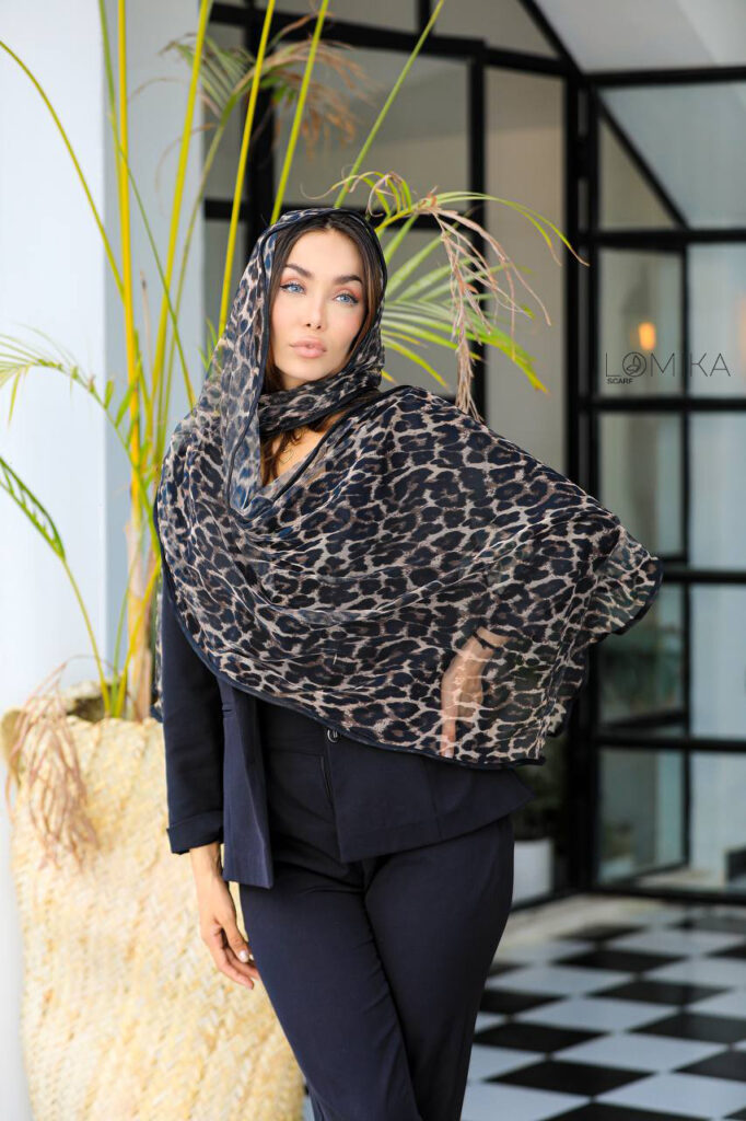 How to match shawls and scarves with clothes?