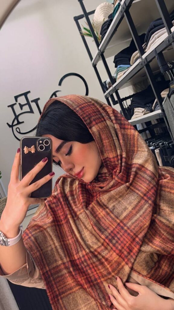 چه رنگ‌هایی برای شال و روسری پاییزی و زمستانی مناسب هستند؟
