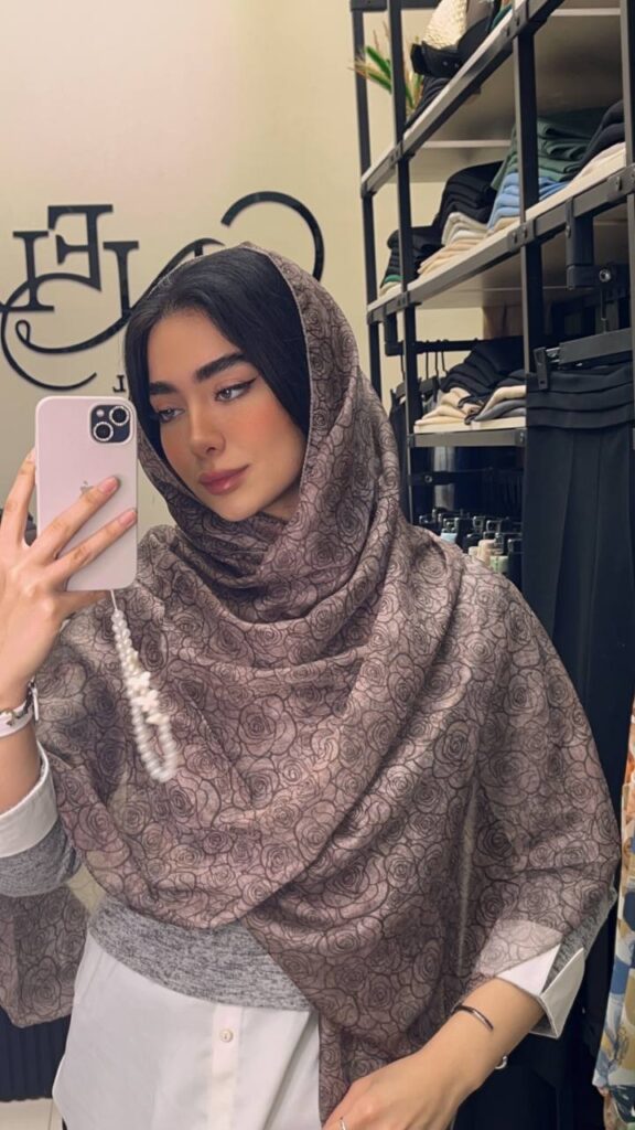 استایل بهاری ۱۴۰۴ با شال و روسری